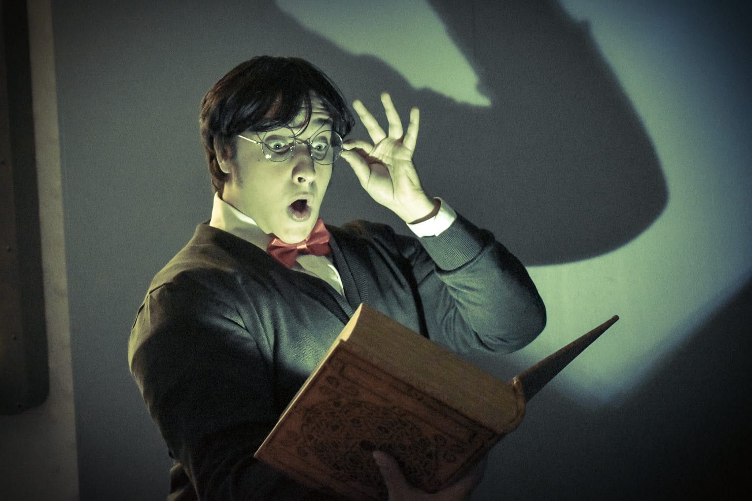 Players in discussion during the mystery